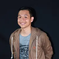 Dalam film garapannya ini Ernest tidak hanya terjun sebagai pemain utama tapi juga bertindak sebagai sutradara film yang juga merangkap sebagai penulis cerita. (Deki Prayoga/Bintang.com)