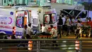Paramedis membawa korban ledakan bom Bandara Atarturk di Istanbul, Turki, menuju ambulans, Selasa (28/6). Sebuah laporan mengatakan salah satu ledakan terjadi di tempat pemeriksaan pada pintu masuk di terminal kedatangan bandara. (REUTERS/Osman Orsal)