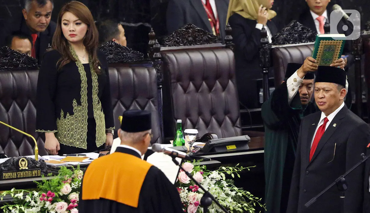 Ketua MPR RI periode 2019-2024 Bambang Soesatyo diambil sumpah jabatan oleh Ketua MA, M. Hatta Ali pada Rapat Paripurna MPR di kompleks parlemen, Jakarta, Kamis (3/10/2019). Bambang Soesatyo resmi menjadi Ketua MPR setelah Fraksi Gerindra di MPR menyatakan sepakat. (Liputan6.com/Johan Tallo)