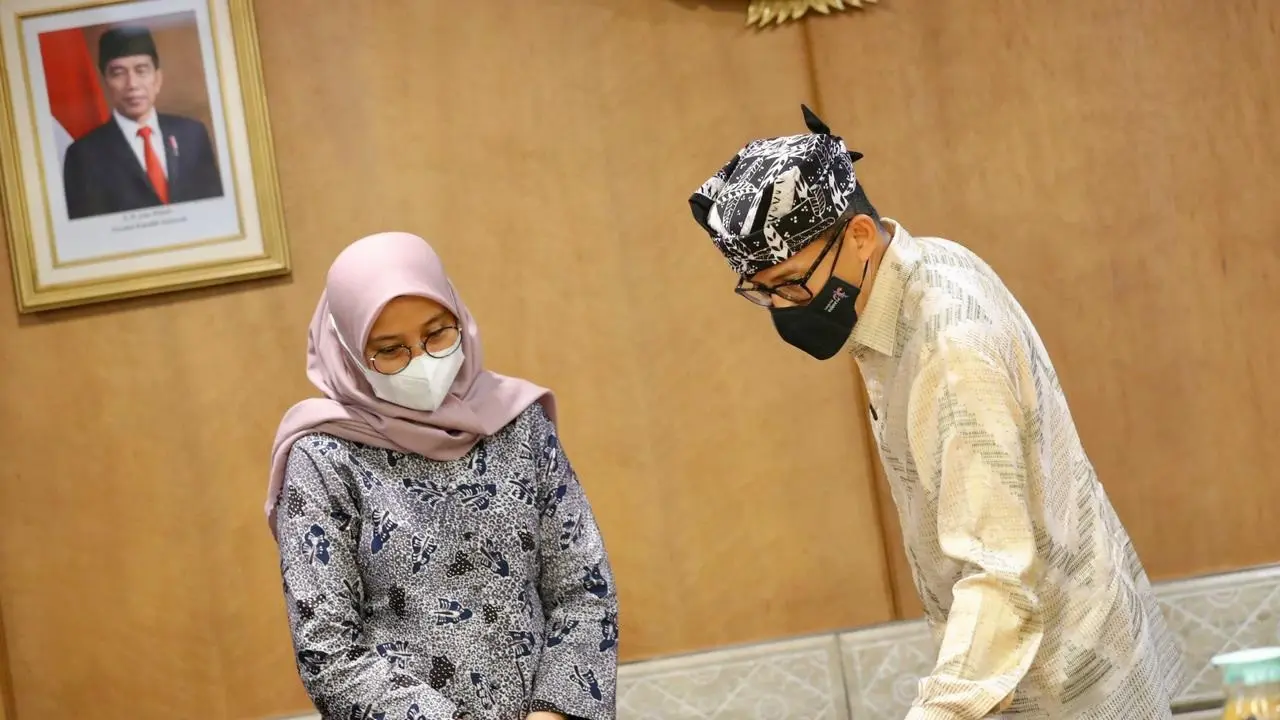 Bupati Banyuwangi Ipuk Fiestiandani (kanan) menyimak arahan dari Menteri Pariwisata dan Ekonomi Kreatif Sandiaga Uno (Istimewa).