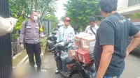 Seorang Driver online (kurir ekspedisi) yang diketahui bernama Yulan Susilo, warga Palmerah, Jakarta Barat, ditemukan meninggal dunia saat bertugas mengantar paket. (Istimewa)