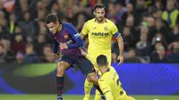 Aksi pemain Barcelona, Philippe Coutinho gagal melewati pemain Villareal pada laga lanjutan La Liga Spanyol yang berlangsung di stadion, Camp Nou, Spanyol, Senin (3/12). Barcelona menang 2-0 atas Villareal. (AFP/Lluis Gene)