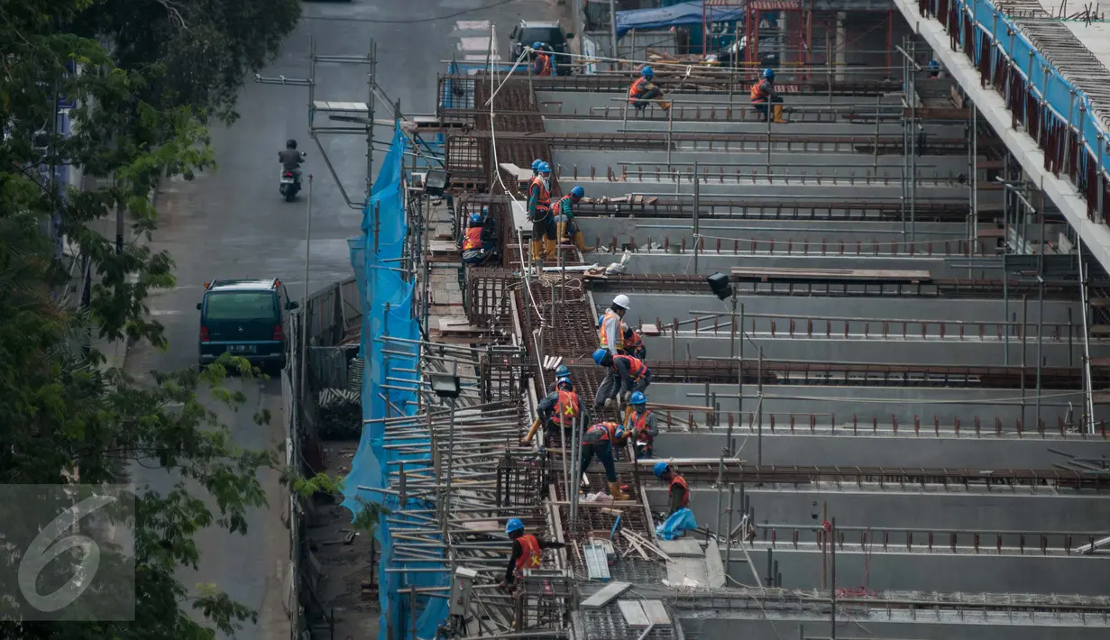Suasana pengerjaan pembangunan mass rapid transit (MRT) tahap pertama sektor layang di Kawasan Blok M, Jakarta, Senin (15/5). (Liputan6.com/Gempur M Surya)