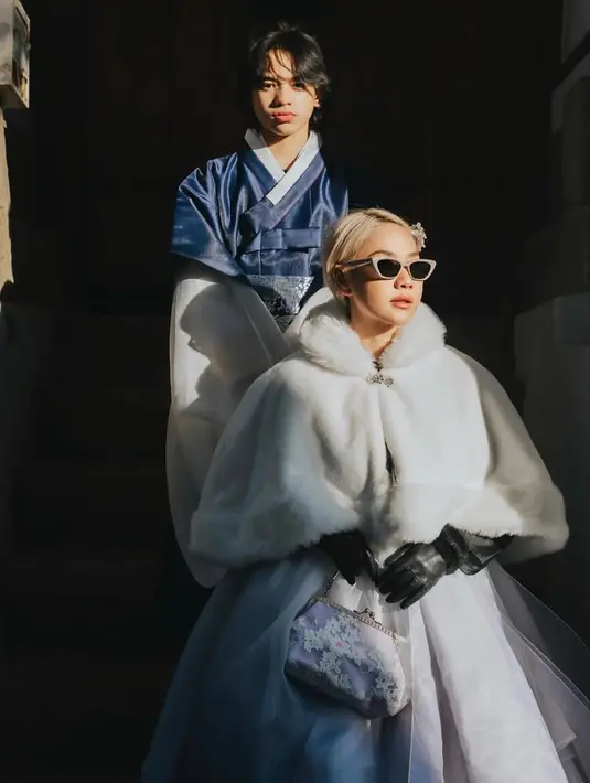 Begitu juga Noah, begitu tampan mengenakan jaegoro berwarna navy dengan lengan putihnya. Ia pun terlihat seperti pangeran di drama Korea. [@itsmebcl]