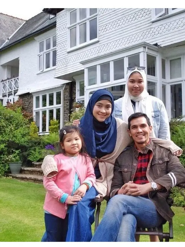 Mundur Dari Dunia Artis, Ini 6 Potret Trebaru Adrian Maulana