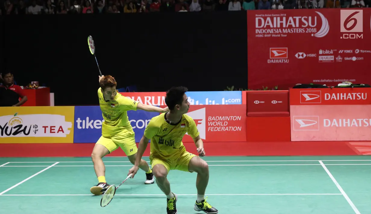 Pasangan ganda putra, Kevin Sanjaya Sukamuljo/Marcus Fernaldi mengembalikan kok ke pasangan China, Li Junhui/Liu Yuchen pada babak final Indonesia Masters 2018 di Jakarta, Minggu (28/1). Kevin/Marcus menang 11-21, 21-10, 21-16. (Liputan6.com/Angga Yuniar)