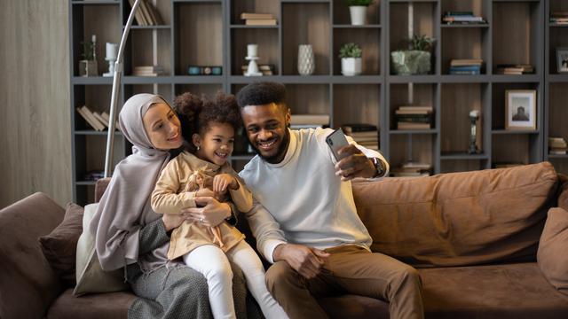 Ilustrasi orang tua mendampingi anak bermain HP