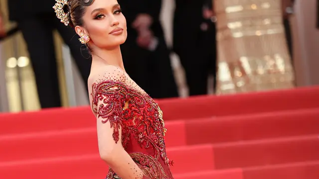 Cinta Laura Tampil Memukau di Festival Film Cannes 2025, Pancarkan Aura Putri Keraton dengan Kebaya Off Shoulder