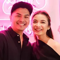 Pasangan satu ini juga sering kali menggunakan baju couple di beberapa acara. Penampilan Chelsea dan Glenn saat sama-sama memakai baju hitam ini pun terlihat begitu serasi. (Liputan6.com/IG/@chelseaoliviaa)