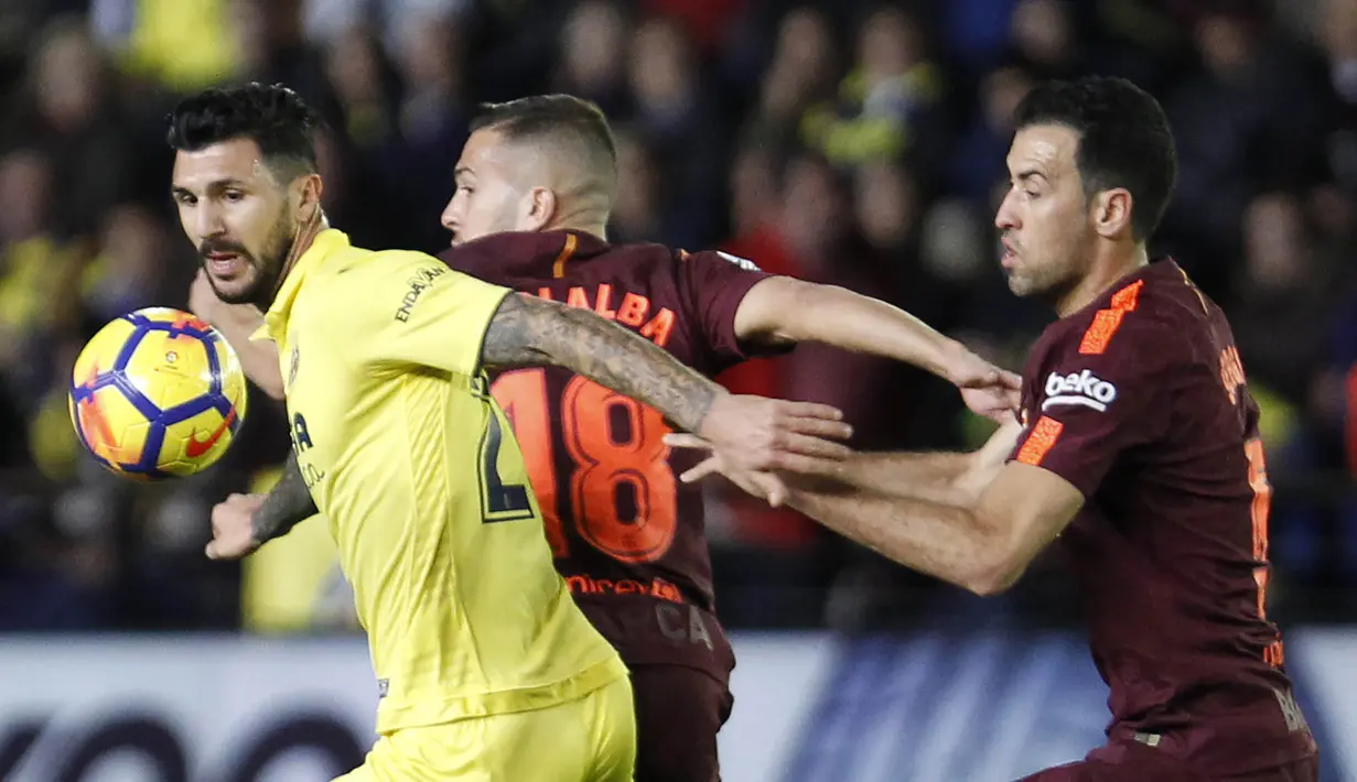 Gelandang Barcelona, Sergio Busquets, berusaha merebut bola dari gelandang Villarreal, Roberto Soriano, pada laga La Liga, di Stadion De La Cerramica, Minggu (10/12/2017). Barcelona menang 2-0 atas Villarreal. (AP/Alberto Saiz)