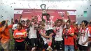 Pesepak bola dan manajemen Persija Jakarta menerima trofi pertandingan Trofeo Persija 2016 di Stadion Utama Gelora Bung Karno, Jakarta, Sabtu (9/4). Persija Jakarta menjadi juara setelah menang atas PSM Makassar dan Bali United (Liputan6.com/Johan Tallo)