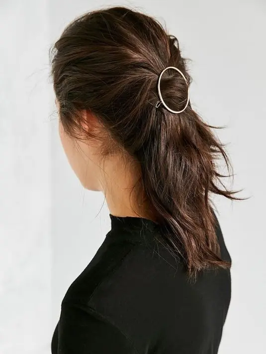 Mau tetap cantik tapi nggak repot? Coba pakai hairpin deh. Dijamin kecantikan kamu nggak hilang! (Cosmopolitan)