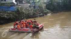 Siswa dan siswi SD mengikuti acara Aksi Cinta Lingkungan di Sungai Ciliwung, Jakarta, Rabu (21/12). Kegiatan yang diadakan oleh Palyja bertujuan mengajak siswa agar menjaga kelestarian alam dan ketersediaan air bersih. (Liputan6.com/Immanuel Antonius)