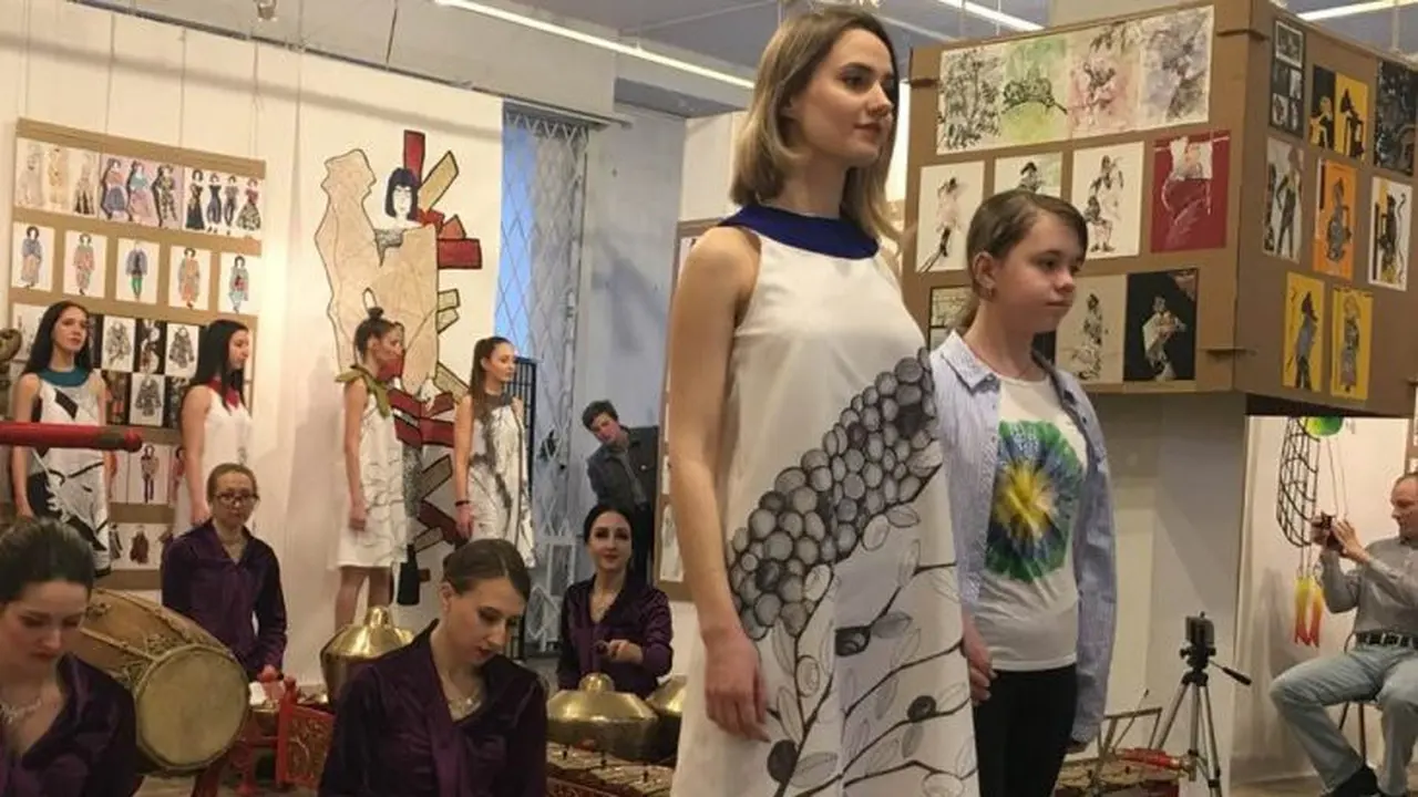 KBRI Moskow menyelenggarakan pagelaran busana diiringi musik gamelan di Galeri Seni Na Kashirke, Moskow, Rusia, pada Minggu (17/3/2019). (Facebook Dubes Wahid Supriyadi)