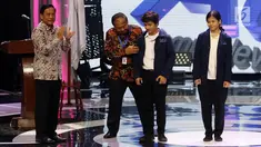 Direktur ATVI, Eduard Depari disaksikan Direktur Utama Indosiar Imam Sudjarwo menyematkan almamater kepada mahasiswa baru Akademi Televisi Indonesia (ATVI) pada acara penerimaan di Studio 6 Emtek City, Jakarta, Rabu (23/8). (Liputan6.com/Johan Tallo)