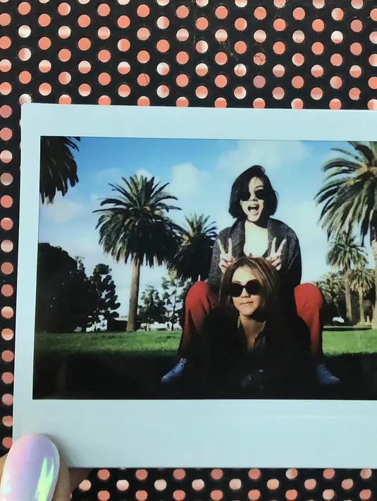 Peluk cium berkali-kali dan memberikan nasihat pada adiknya sambil terisak. Keduanya tak kuasa menahan air matanya. Istri pembalap Rifat Sungkar itu mengaku senang sekaligus sedih melepas pemeran Milea tersebut. (Instagram/sysiio)