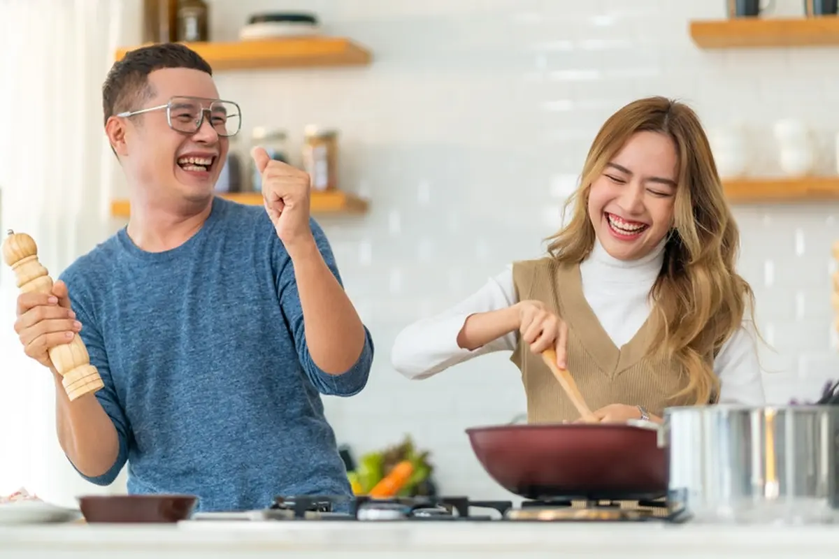 pasangan cinta bahagia memasak di dapur