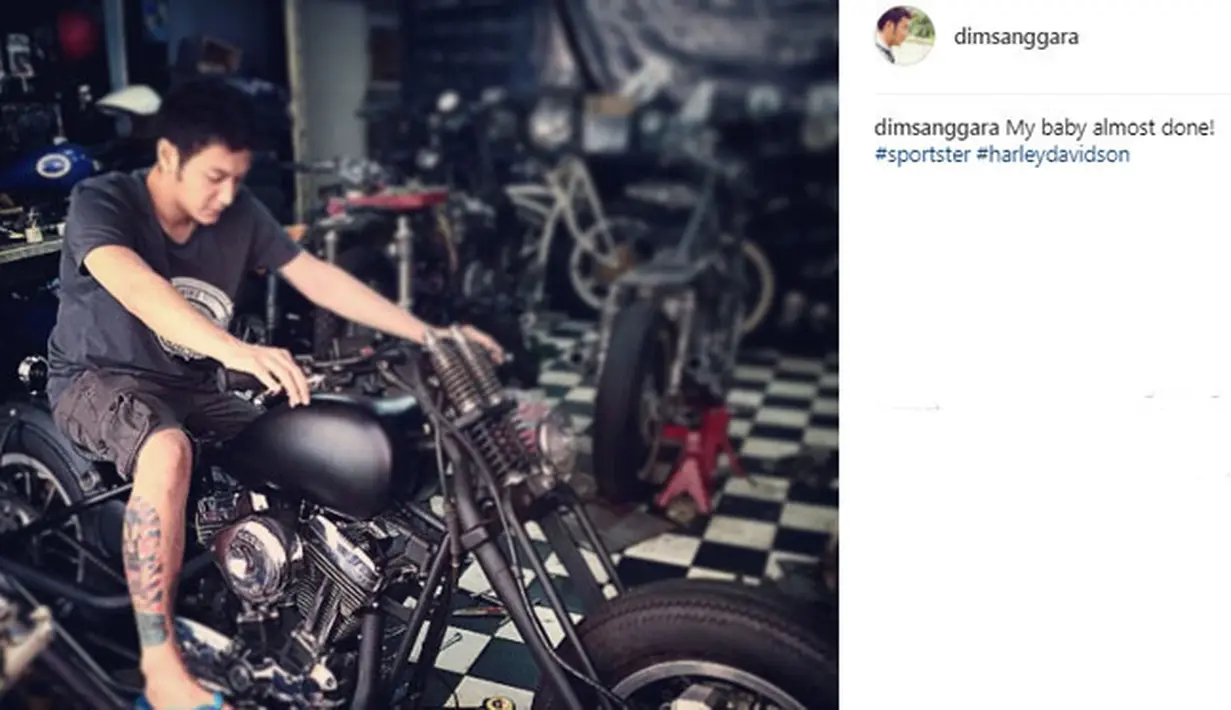 Tak hanya wajah yang tampan, penampilan Dimas Anggara semakin macho dengan adanya tato di kakinya. (instagram.com/dimsanggara)
