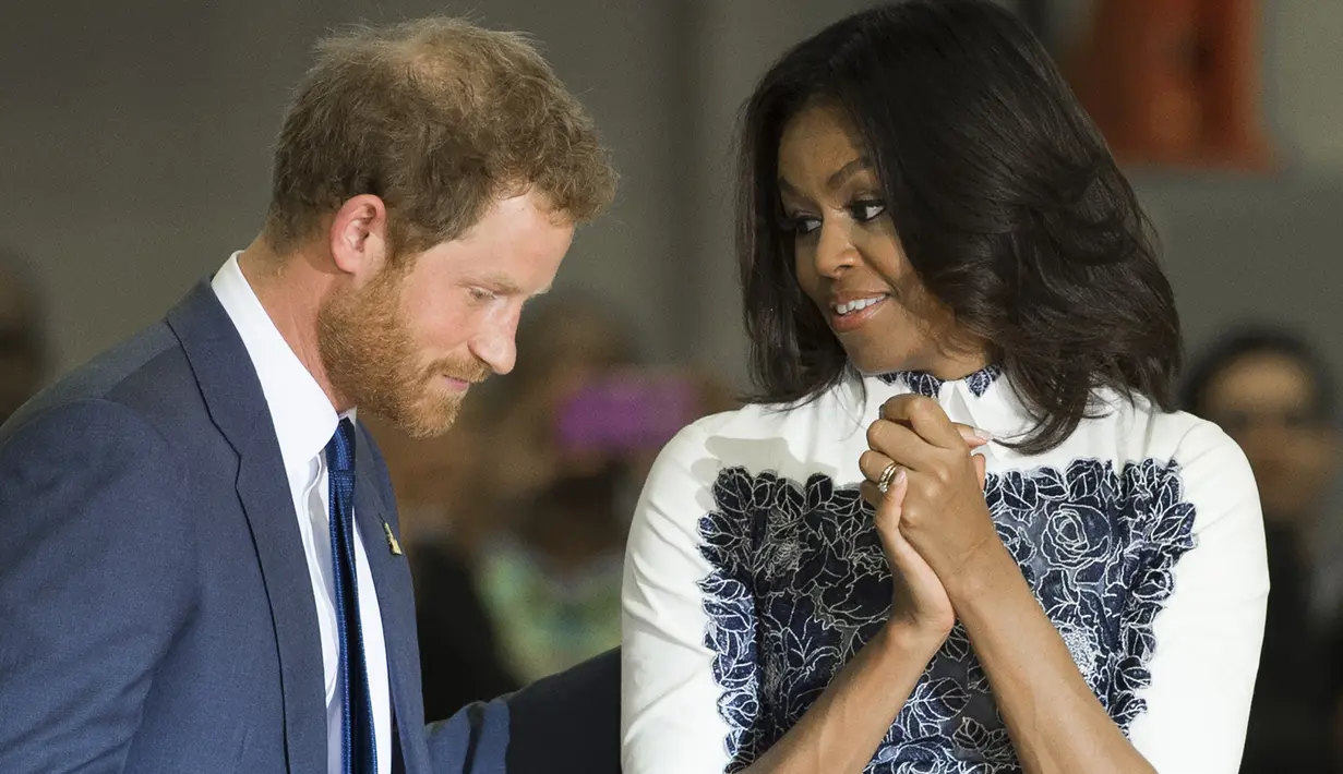 Pangeran Harry dan Michelle Obama berbincang saat menghadiri sebuah acara di Fort Belvoir, Virginia, Rabu (28/10). Pertemuan ini diadakan untuk mendukung pelaksanaan Invictus Games Orlando 2016 kepada para tentara yang terluka. (AFP PHOTO/SAUL Loeb)