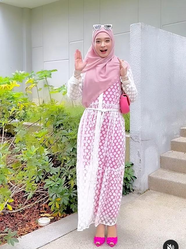 Inara Rusli tampil serba pink ala Barbie. (Foto: Instagram/mommy_starla)