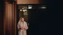 Putri Tanjung terlihat cantik memesona kenakan abaya panjang berbahan lace. Abaya ini terlihat mewah berkat detail payet yang meriah. (Instagram/morden.co)