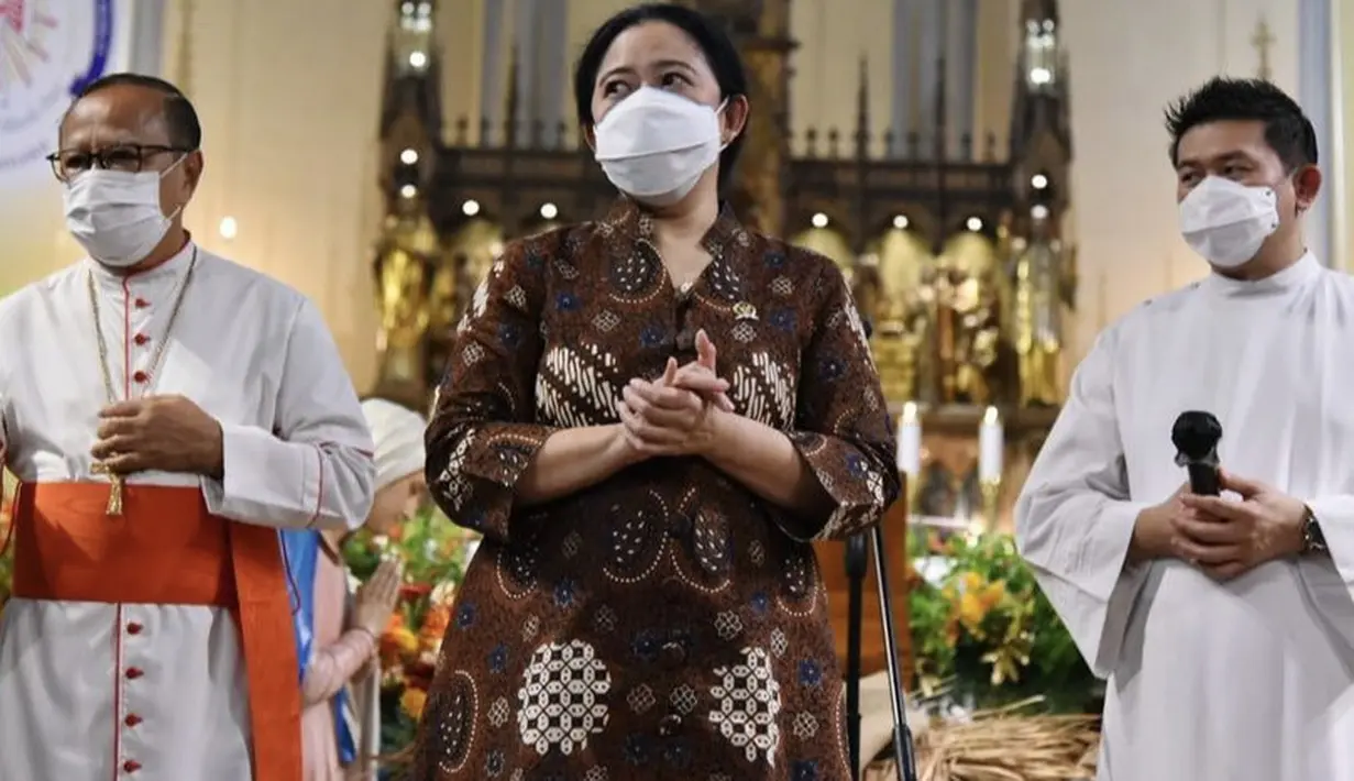 Menghadiri acara Natal, Puan juga memilih mengenakan atasan batik cokelat. @puanmaharaniri