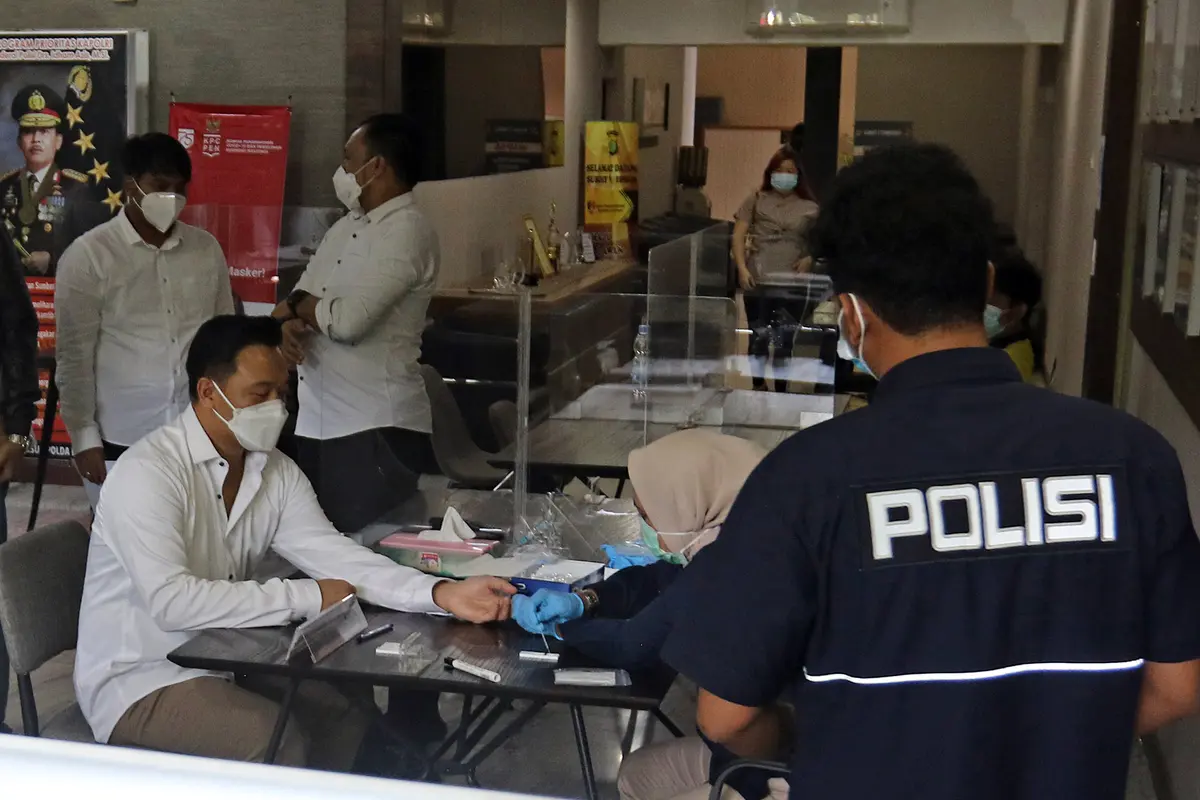 FOTO: Nobu Pemeran Pria Dalam Video Syur Gisel Penuhi Panggilan Polisi