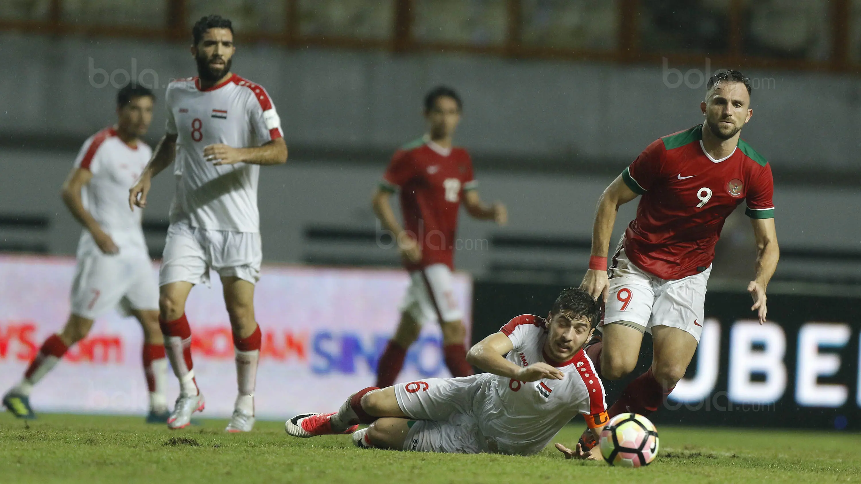 Timnas Indonesia saat pertandingan melawan Suriah U-23 di Stadion Wibawa Mukti, Cikarang, Sabtu (18/11/2017). Indonesia kalah 0-1 dari Suriah U-23. (Bola.com/ M Iqbal Ichsan)
