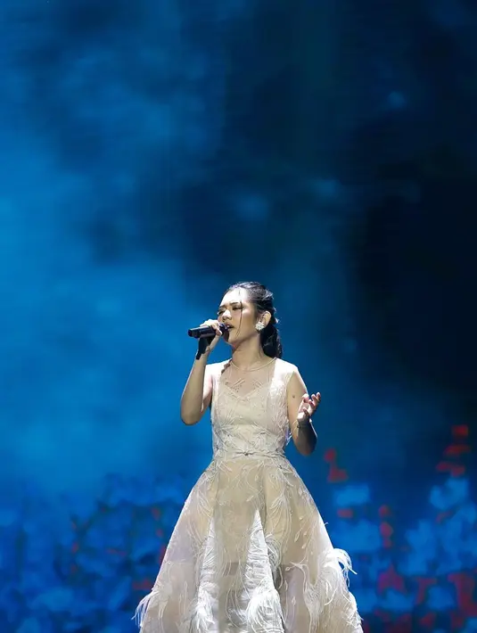 Penampilan Ziva dengan dress juga tak lepas dari sorotan. Dirinya terlihat begitu anggun dengan dress serta rambut dan aksesoris simpel. (Liputan6.com/IG/@zivamagnolya)