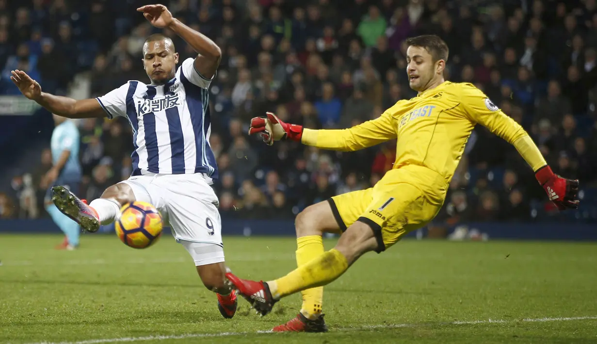 Kiper Swansea, Lukasz Fabianski menempati urutan keempat penjaga gawang yang paling menyelamatkan gawangnya dari kebbolan dengan total penyelamatan sebanyak 52 kali.  (Reuters/Peter Nicholls)