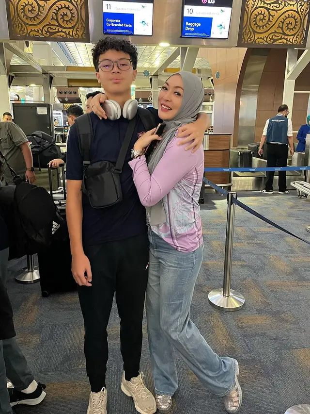Potret Angelina Sondakh antar Keanu ke bandara untuk ikut tanding ke Singapura (Sumber: Instagram/@angelinasondakh09)