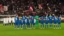 Para pemain mengheningkan cipta untuk para korban gempa Turki dan Suriah sebelum dimulainya pertandingan sepak bola leg pertama playoff Liga Europa antara Sevilla dan PSV di Stadion Ramon Sanchez Pizjuan, Seville, Spanyol, 16 Februari 2023. (AP Photo/Jose Breton)