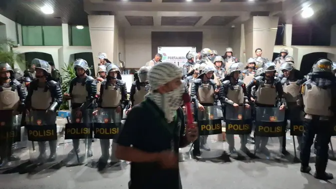 Buntut BBM Langka, Buruh dan Mahasiswa Duduki Kantor Pertamina Makassar