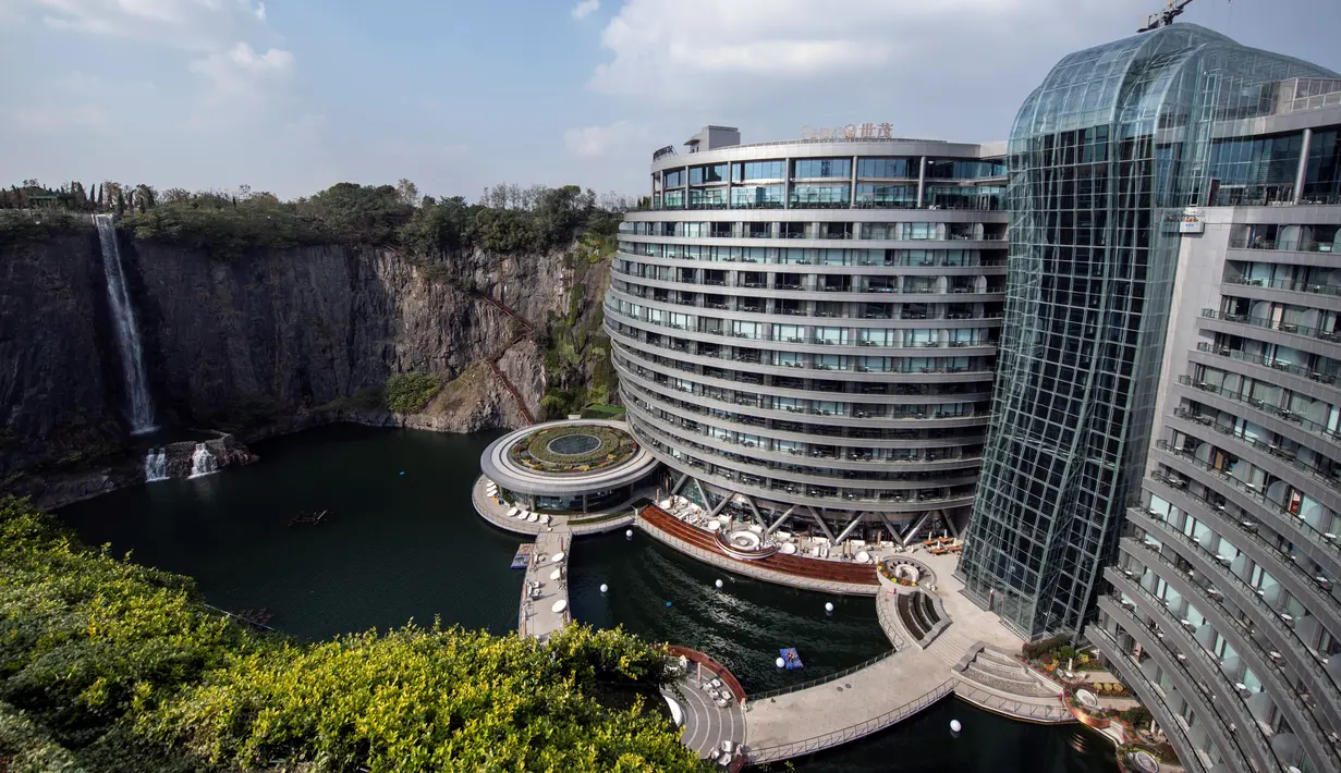 Hotel Intercontinental Shanghai Wonderland yang dibangun di lokasi bekas tambang di distrik Songjiang, 13 November 2018. Hotel yang menelan biaya pembangunannya hingga Rp4,2 triliun itu mulai menerima pemesanan mulai 20 November 2018 (JOHANNES EISELE/AFP)