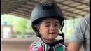 Berbeda dengan banyak anak kecil yang takut naik kuda, tapi baby Guzel tampak sangat menyukainya. Potret penampilannya senyum  saat naik kuda poni. [Instagram/marginw]