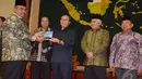 Ketua Fraksi PPP MPR Irgan Khairul Mafis memberikan buku laporan Fraksi PPP "Lima Tahun Membumikan Konstitusi" kepada Ketua MPR RI Zulkifli Hasan, Jakarta, Selasa (23/12/2014).  (Liputan6.com /Andrian M Tunay)