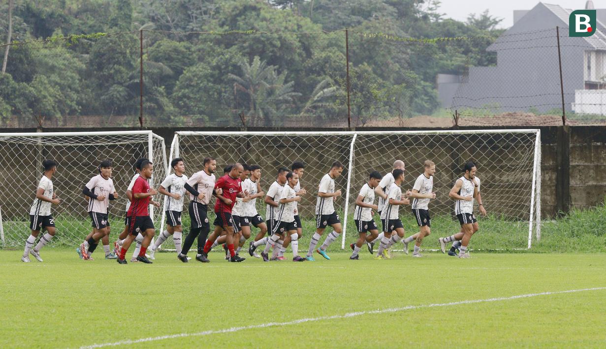 Pemain Persija Jakarta menggelar sesi latihan setelah masa jeda kompetisi di Nirwana Park, Sawangan, Jawa Barat, Rabu (4/1/2023). Pertandingan terdekat yang akan dihadapi Macan Kemayoran adalah melawan Persib Bandung pada laga tunda putaran pertama BRI Liga 1. (Bola.com/M Iqbal Ichsan)