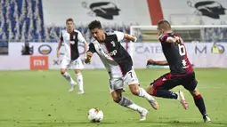 Pemain Cagliari, Marko Rog, berebut bola dengan pemain Juventus, Cristiano Ronaldo, pada laga Serie A di Stadion Sardegna, Rabu (29/7/2020). Cagliari menang 2-0 atas Juventus. (Alessandro Tocco/Lapresse via AP)
