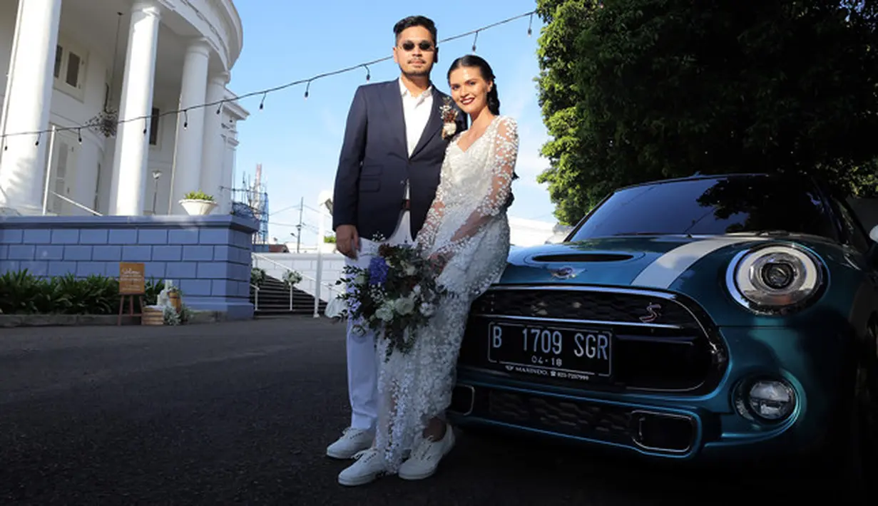 "Iya, gue sempat nangis tadi. Tadi enggak gugup, tapi pas jalan berdua masuk ke gereja, gue kayak, oh ini beneran ya. Untungnya tadi pendeta Binsar membawanya dengan cukup santai," tukas Petra Sihombing. (Deki Prayoga/Bintang.com)