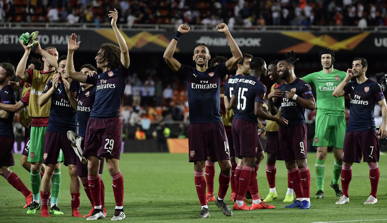 Para pemain Arsenal melakukan selebrasi usai lolos ke final Liga Europa setelah mengalahkan Valencia di Stadion Mestalla, Valencia, Kamis (9/5). Arsenal unggul agregat 7-3 atas Valencia. (AFP/Javier Soriano)