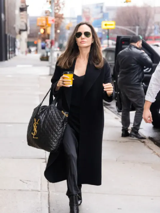 <p>Angelina Jolie juga terkenal sebagai penggemar tas maxi. Tas maxi memang lebih praktis untuk membawa semua kebutuhanmu dalam satu tempat. Terlihat berjalan-jalan sambil memegang gelas kopi dan menenteng Saint Laurent Icare tote extra large yang dijual dengan harga sekitar 4.900 Dolar. Foto: Instagram.</p>