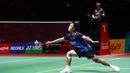 Tunggal putra Indonesia, Anthony Sinisuka Ginting, saat bertanding melawan wakil China, Li Shi Feng, dalam pertandingan semifinal Indonesia Open 2023 yang berlangsung di Istora Senayan, Sabtu (17/6/2023). (Bola.com/M Iqbal Ichsan)