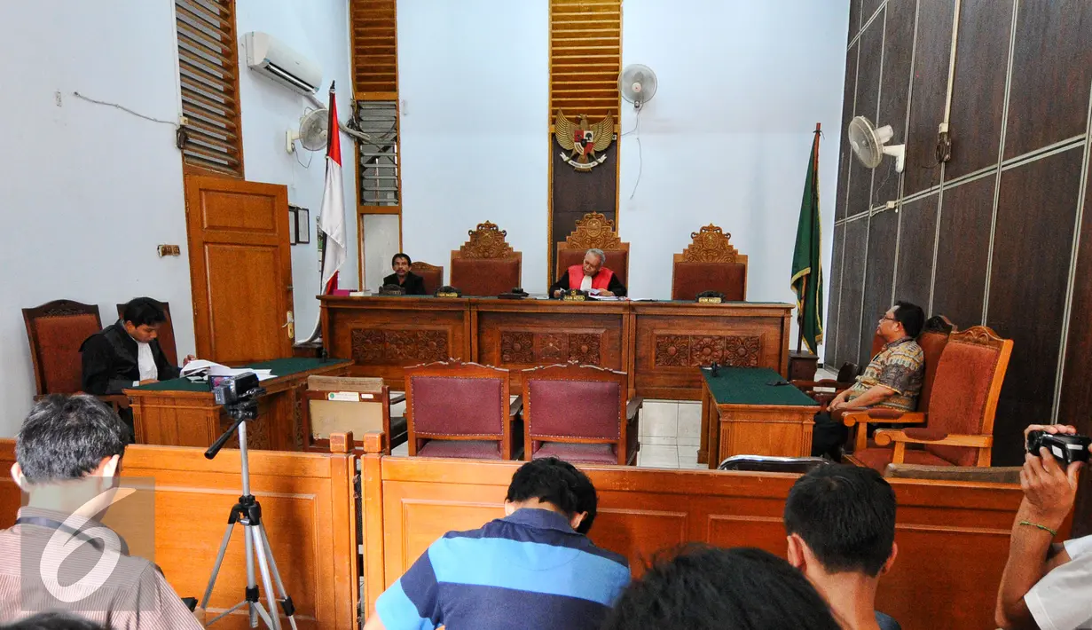 Suasana saat sidang praperadilan mantan Gubernur Papua Barnabas Suebu di PN Jakarta Selatan, Selasa (7/7/2015). Barnabas ditetapkan tersangka oleh KPK atas kasus DED PLTA Sentani tahun 2008. (Liputan6.com/Yoppy Renato)