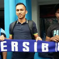 Tiga pemain PBR, Kim Jeffrey Kurniawan, Rachmad Hidayat, dan David Laly tiba di mes Persib, Kamis (21/1/2016).