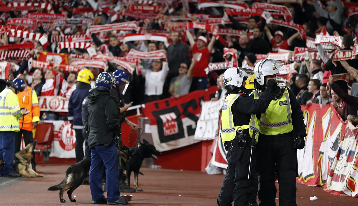 Petugas keamanan mengawasi suporter FC Cologne saat tandang ke kandang Arsenal pada laga Liga Europa di Stadion Emirates, London, Rabu (14/9/2017). Arsenal menang 3-1 atas Cologne. (AP/Kirsty Wigglesworth)