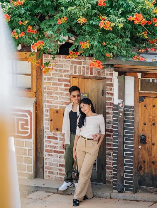 Erina Gudono padukan outfit bernuansa earth tone dengan loafers. Ia mengenakan boatneck half sleeve dengan trousers cokelat dan belt tipis. [@kaesangp]