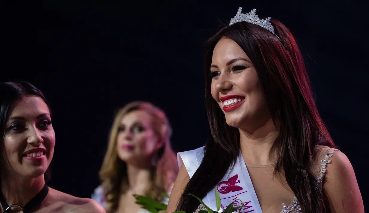 Miss Polandia Adriana Zawadzinska sebagai runner-up kedua Miss Wheelchair World di Warsawa, Polandia, Sabtu (7/10). Penyelenggaraan kontes kecantikan bagi pengguna kursi roda tahun ini merupakan kali pertama untuk skala global. (Wojtek Radwanski/AFP)