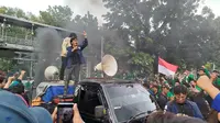 Aksi unjuk rasa di berlangsung di Patung Kuda Arjuna Wiwaha, Jakarta Pusat pada Kamis (20/2/2025). (Liputan6.com/Ady Anugrahadi)