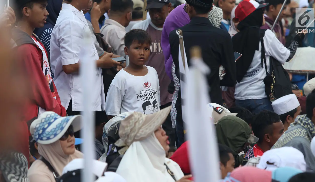 Seorang anak terlihat saat gelaran Capres No Urut 02 Prabowo Subianto menyapa Bogor di area Stadion Pakansari, Kab Bogor, Jumat (29/3). Keterlibatan anak-anak dalam kampanye sudah diatur dalam undang-undang pemilu dan undang-undang perlindungan anak. (Liputan6.com/Helmi Fithriansyah)