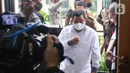 Mantan sopir keluarga Ferdy Sambo, Kuat Ma'ruf tiba untuk menjalani  sidang tuntutan kasus pembunuhan berencana terhadap Brigadir Nofriansyah Yosua Hutabarat atau Brigair J di Pengadilan  Negeri Jakarta Selatan, Senin (16/1/2023). Jaksa penuntut umum (JPU) menilai Kuat terbukti secara sah dan meyakinkan telah melakukan pembunuhan berencana terhadap Brigadir (Liputan6.com/Herman Zakharia)